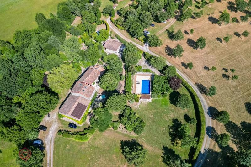 Propriété - 430 m² - 15 pièces