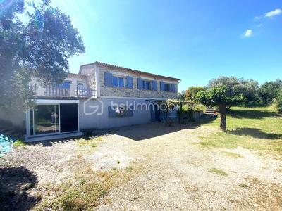 Propriété - 225 m² - 9 pièces