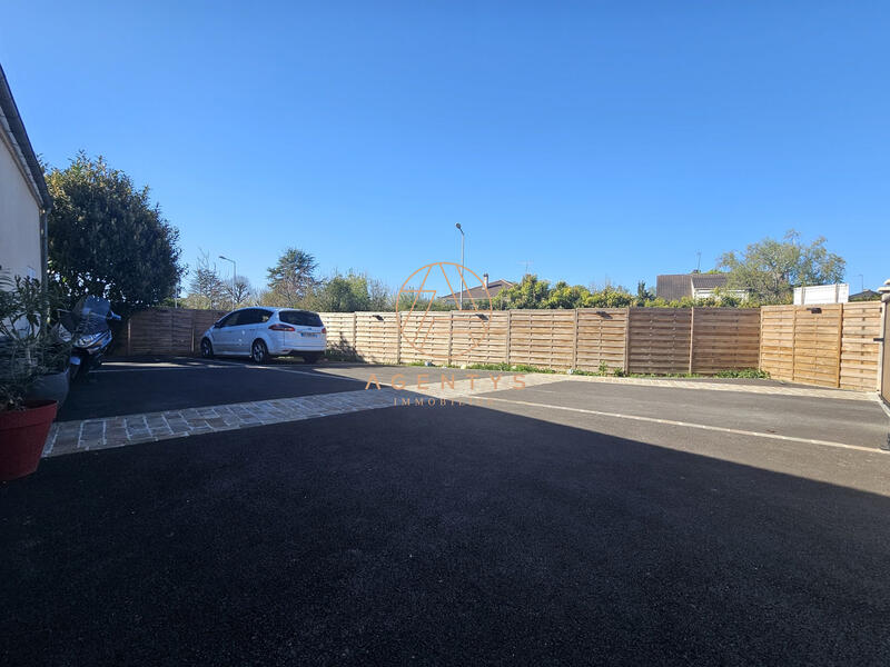 Maison - 220 m² - 8 pièces