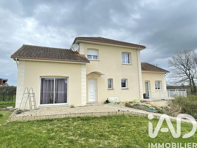 Maison - 235 m² - 8 pièces