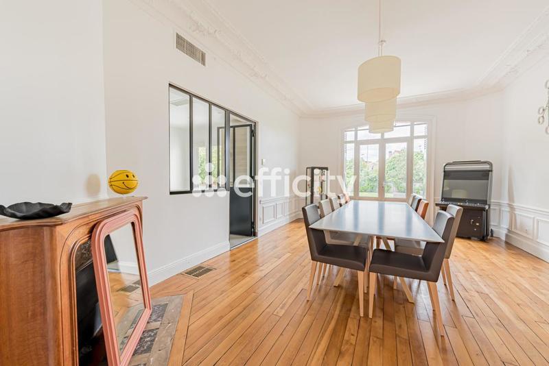 Maison - 232 m² - 9 pièces