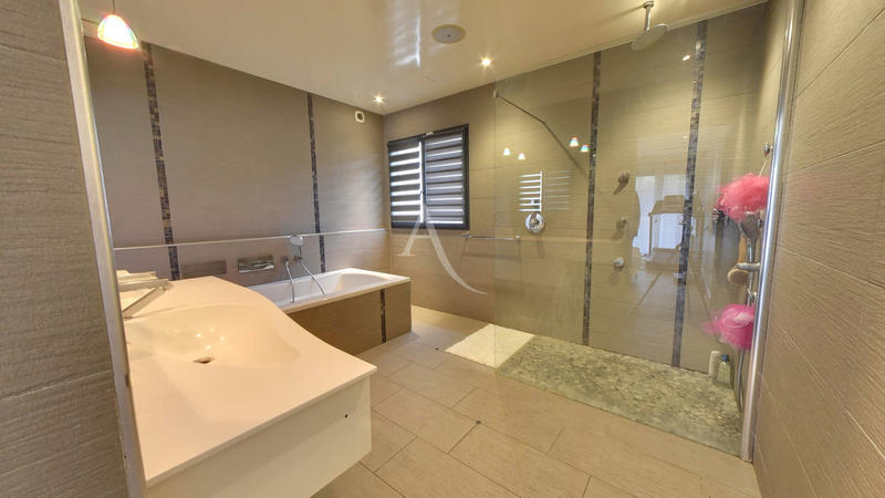 Maison - 212 m² - 8 pièces