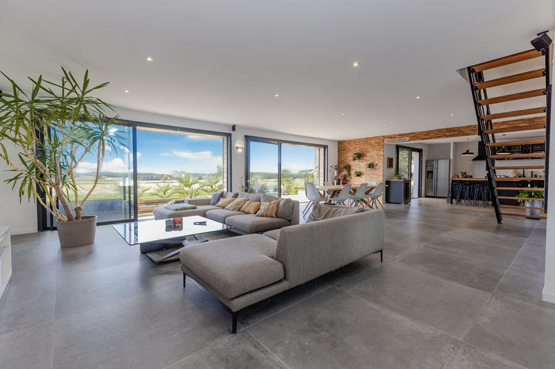 Maison - 345 m² - 10 pièces