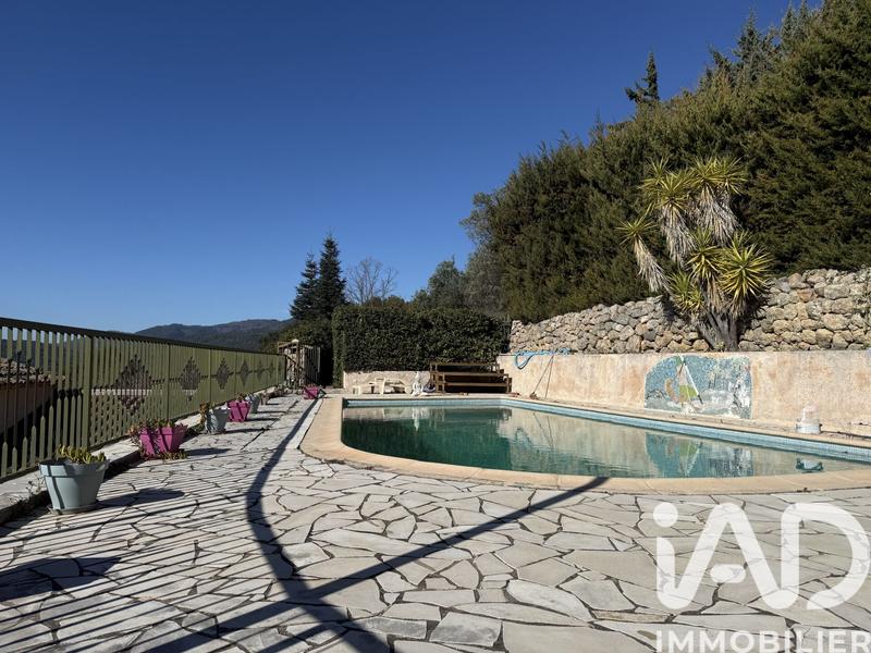 Maison - 300 m² - 8 pièces