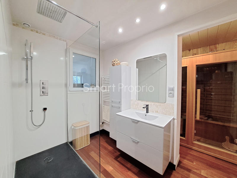 Propriété - 233 m² - 9 pièces