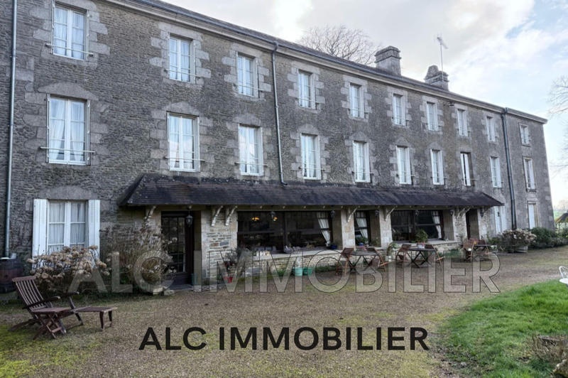 Propriété - 1 040 m² - 24 pièces