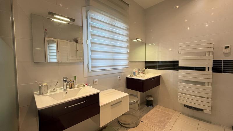 Maison - 229 m² - 8 pièces