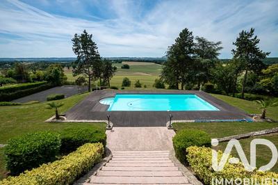 Maison - 230 m² - 8 pièces