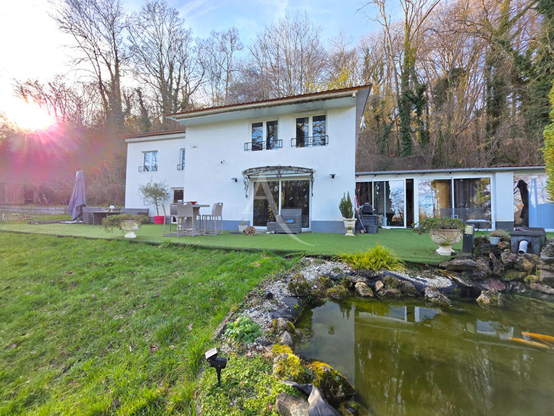 Maison - 202 m² - 6 pièces