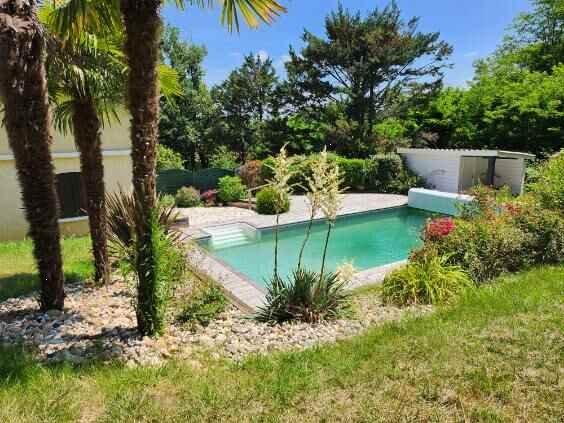 Maison - 220 m² - 8 pièces