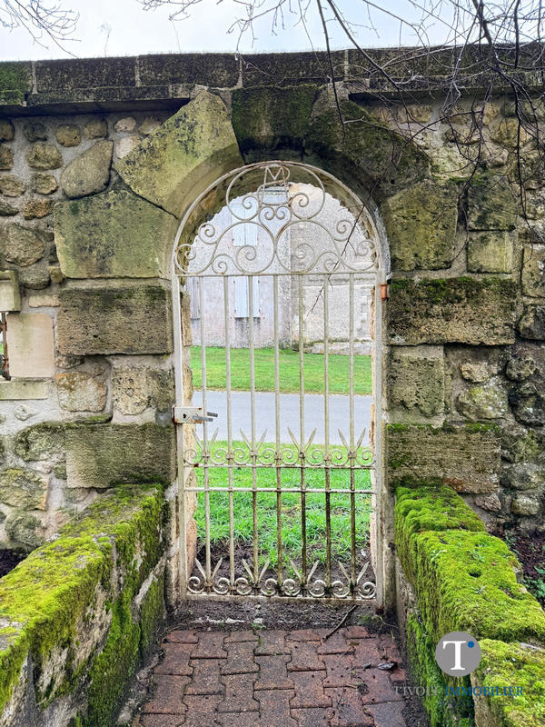 Maison - 225 m² - 9 pièces