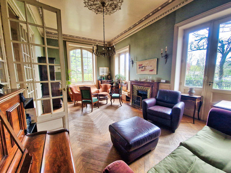 Maison - 329 m² - 9 pièces