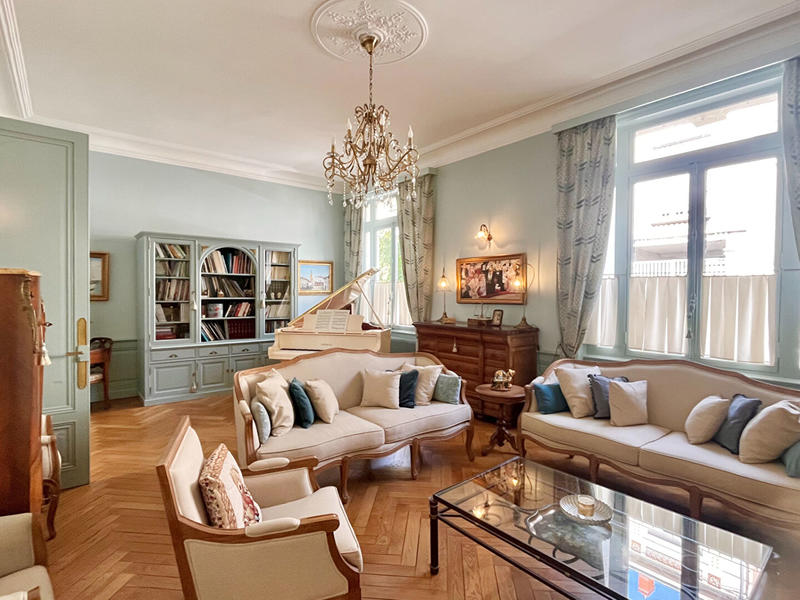 Maison - 377 m² - 10 pièces