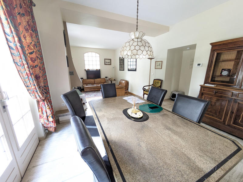 Maison - 218 m² - 11 pièces