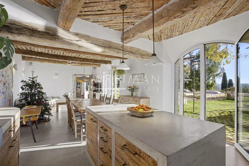 Maison - 240 m² - 8 pièces