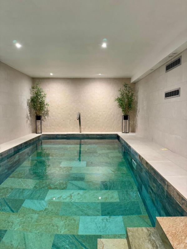 Demeure - 218 m² - 9 pièces