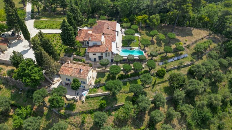 Maison - 390 m² - 12 pièces