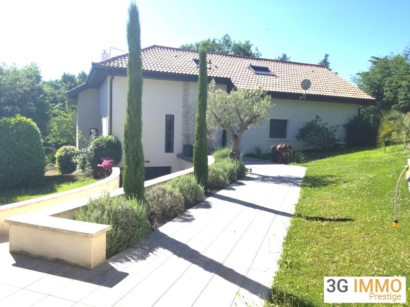 Maison - 279 m² - 11 pièces