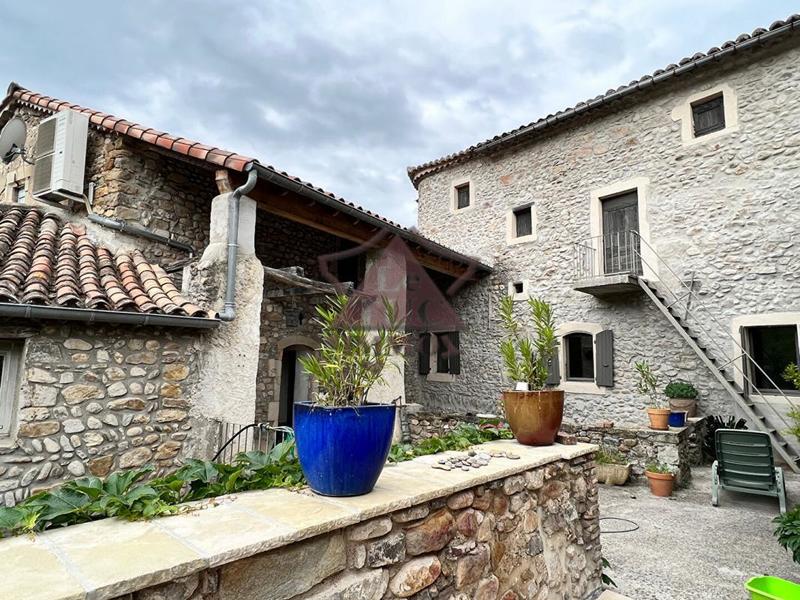 Maison en pierre - 170 m² - 6 pièces