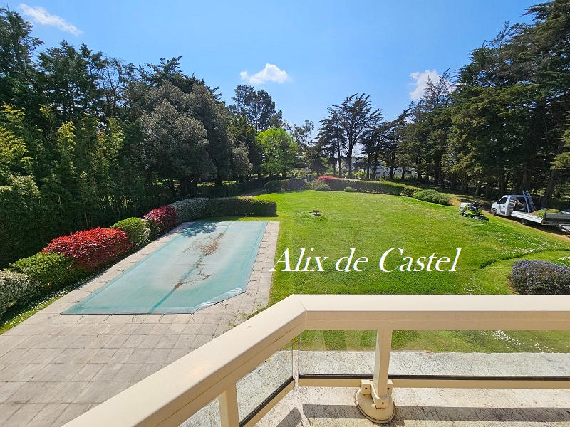 Maison - 275 m² - 9 pièces