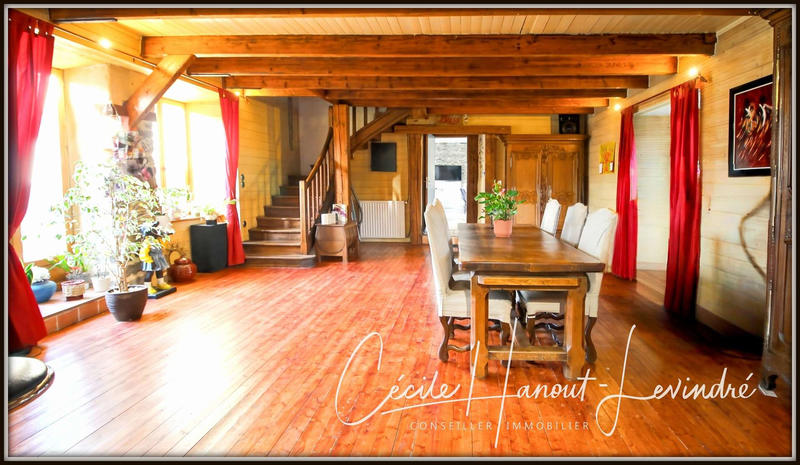 Maison - 202 m² - 9 pièces