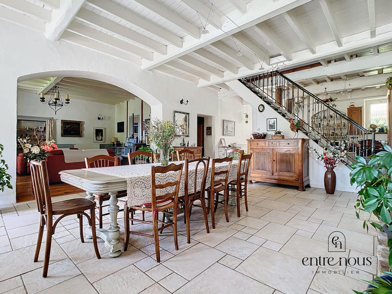Maison - 254 m² - 9 pièces