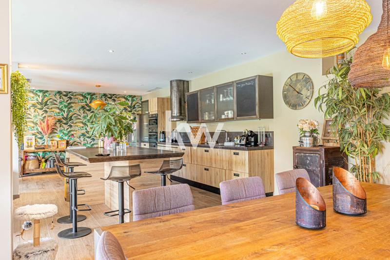 Maison - 220 m² - 4 pièces