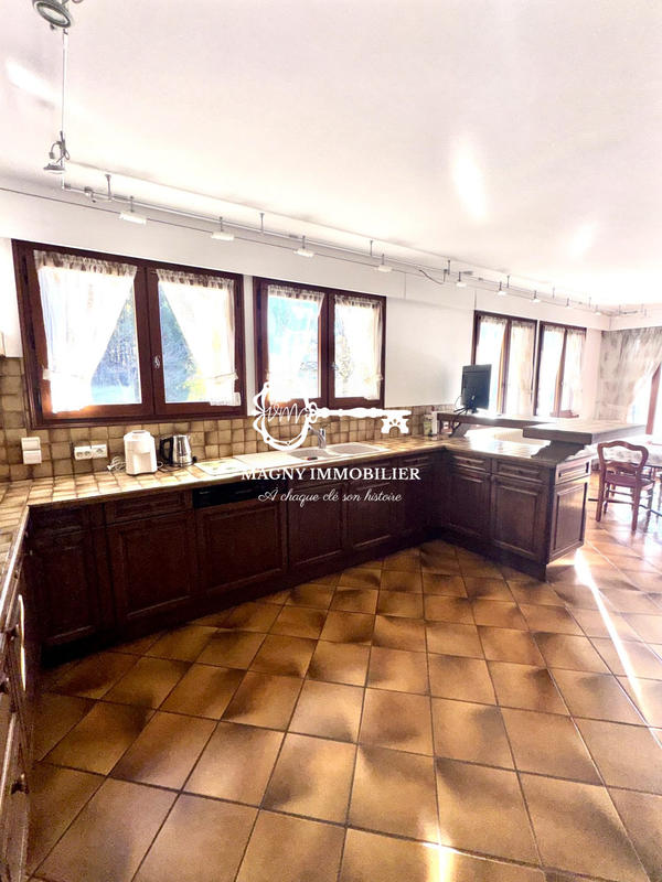 Maison - 280 m² - 10 pièces