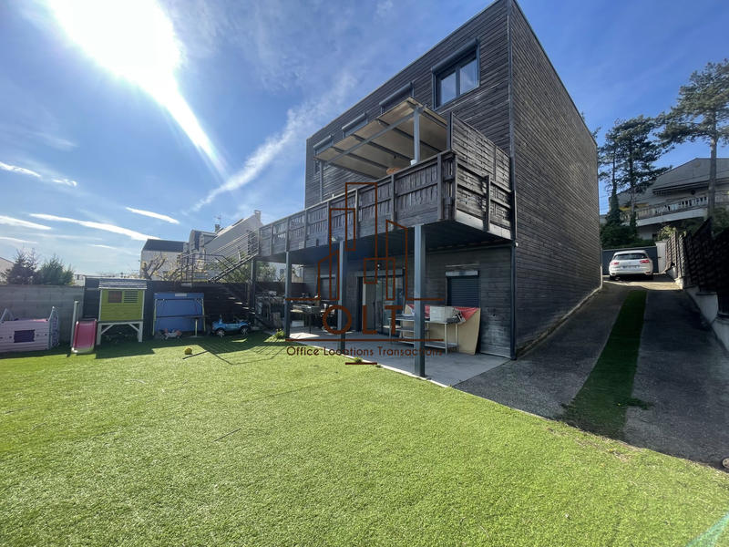 Maison - 300 m² - 8 pièces