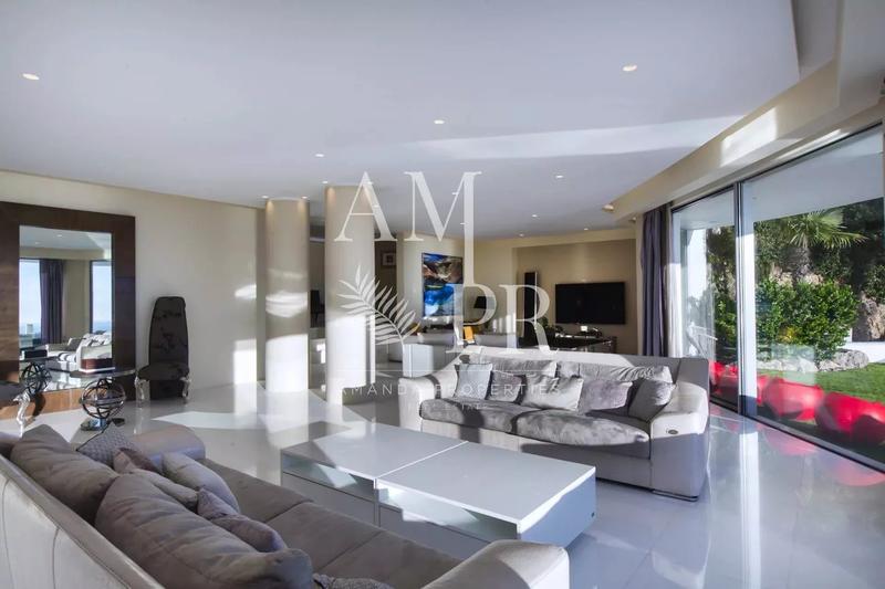 Propriété - 2 035 m² - 25 pièces