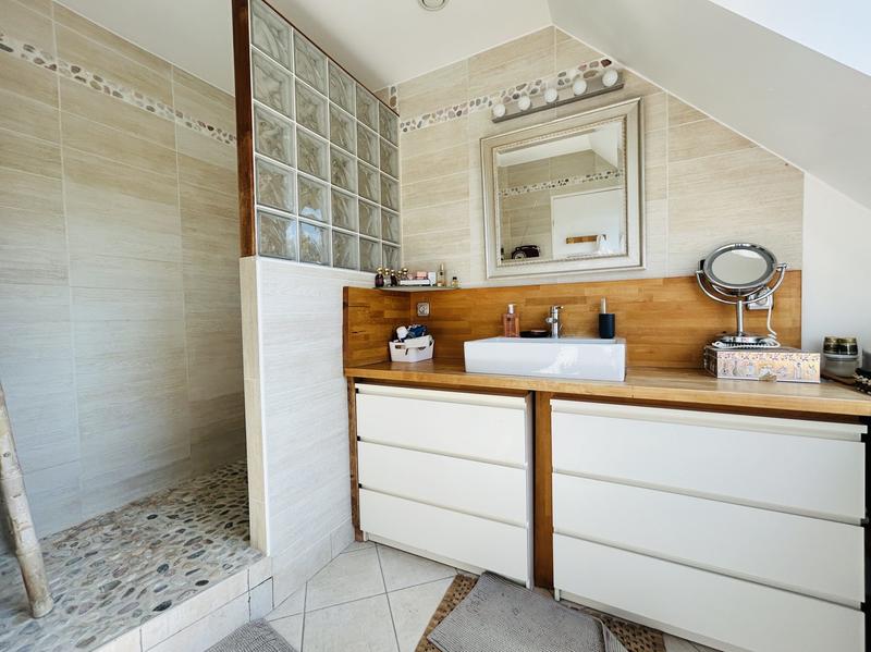 Maison - 250 m² - 8 pièces