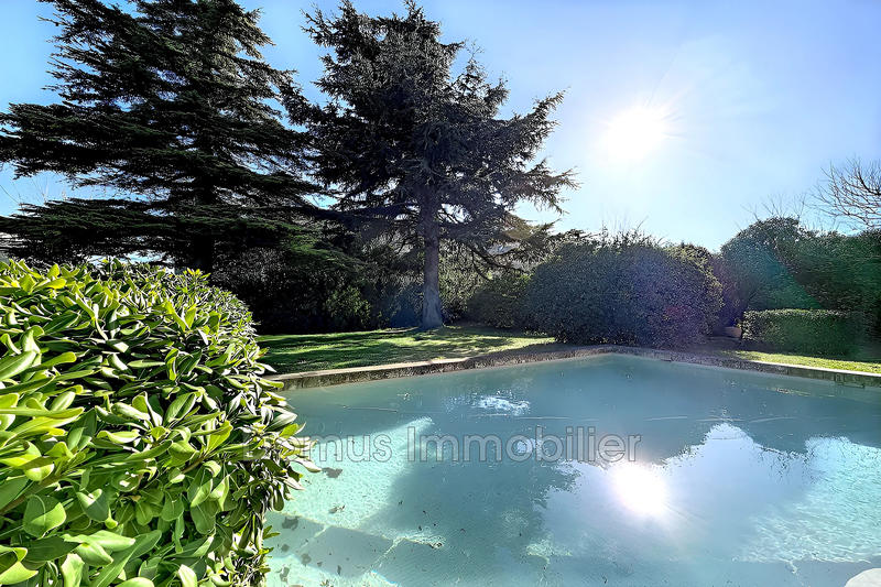 Maison - 208 m² - 9 pièces