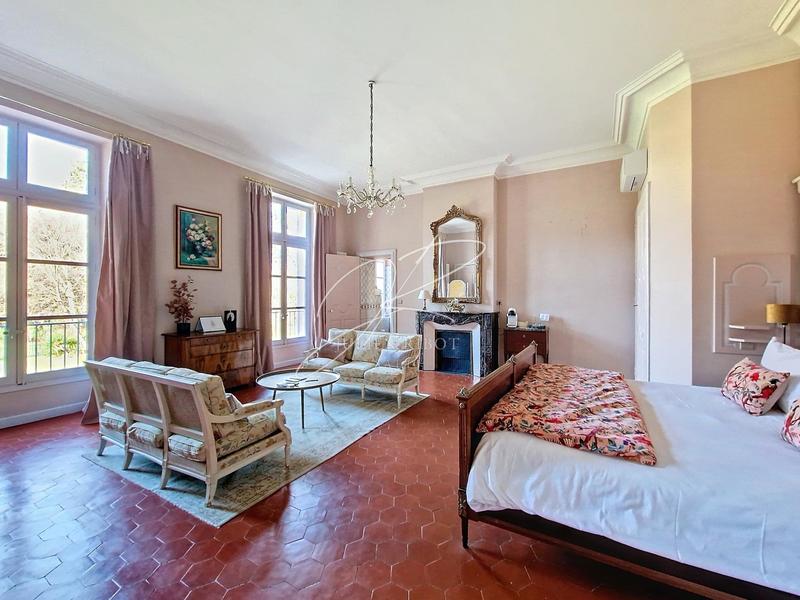 Château - 1 450 m² - 30 pièces