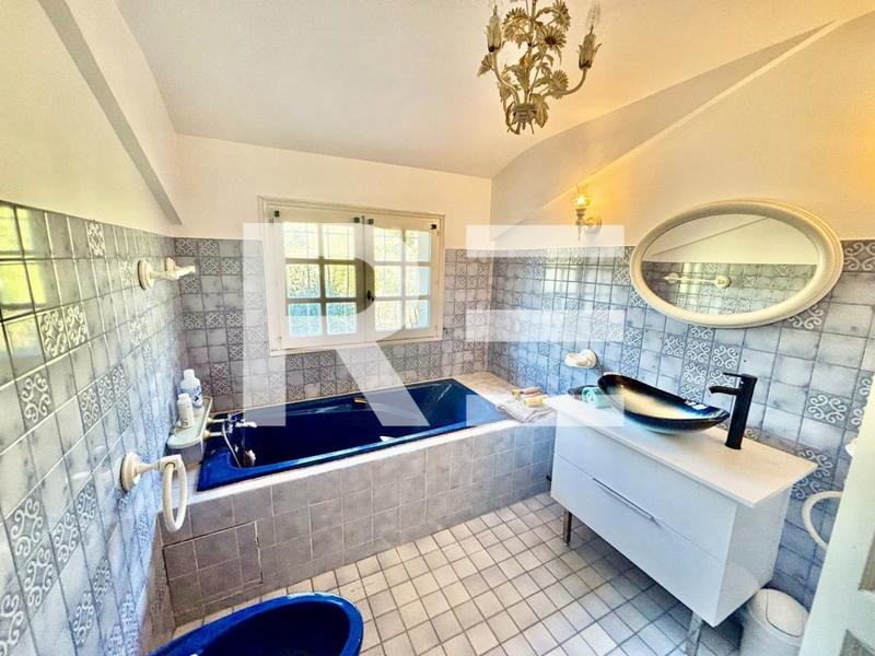 Maison - 205 m² - 7 pièces