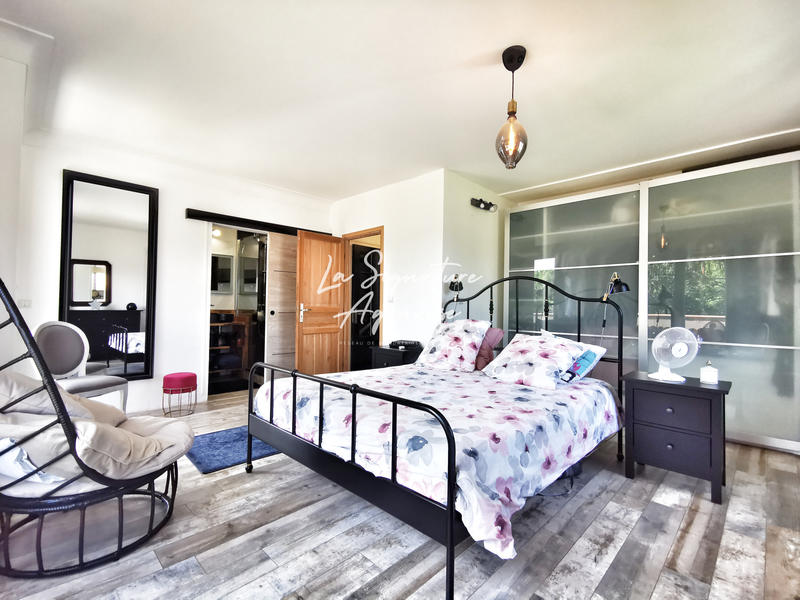 Maison - 223 m² - 9 pièces