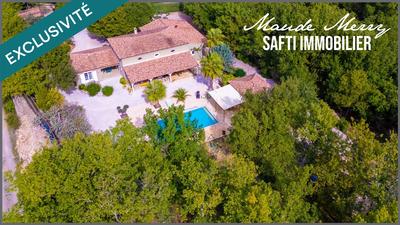 Maison - 230 m² - 6 pièces