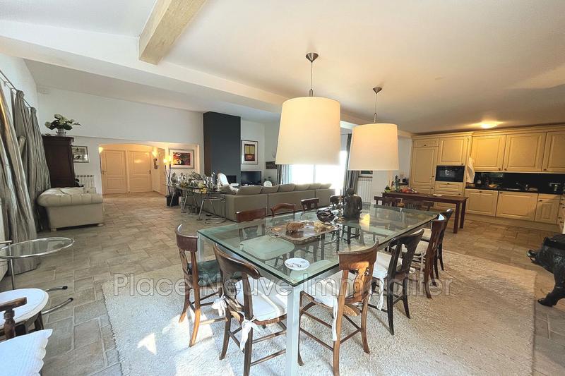 Maison - 220 m² - 5 pièces