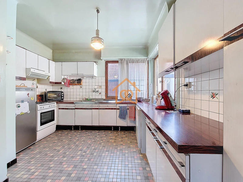 Maison - 214 m² - 9 pièces