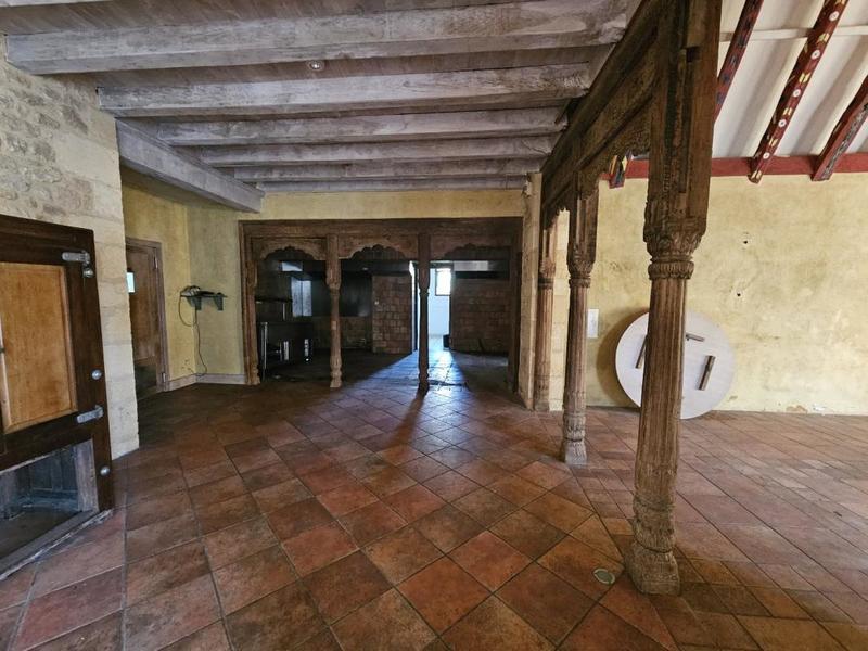 Maison - 2 135 m² - 52 pièces