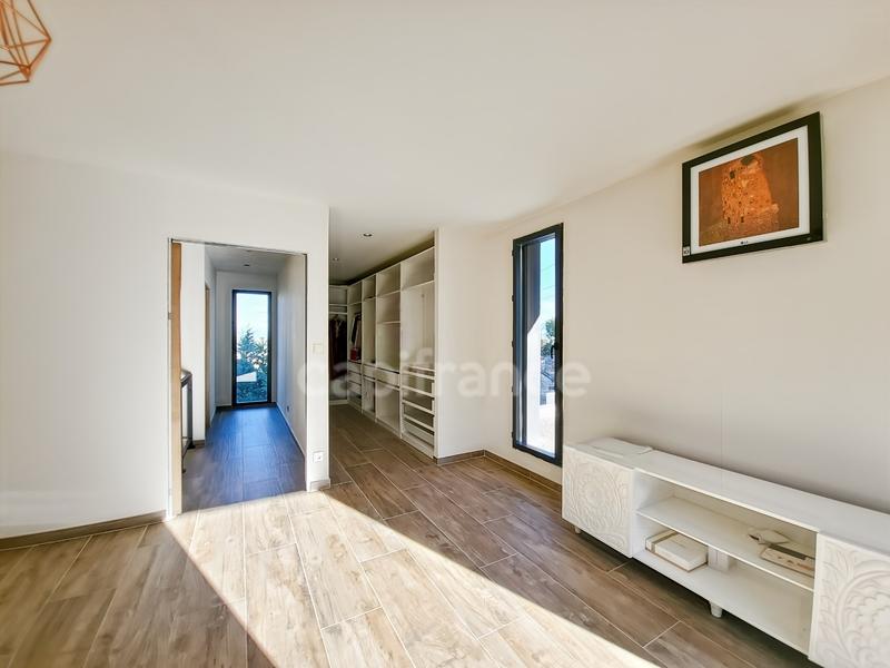 Maison - 225 m² - 7 pièces