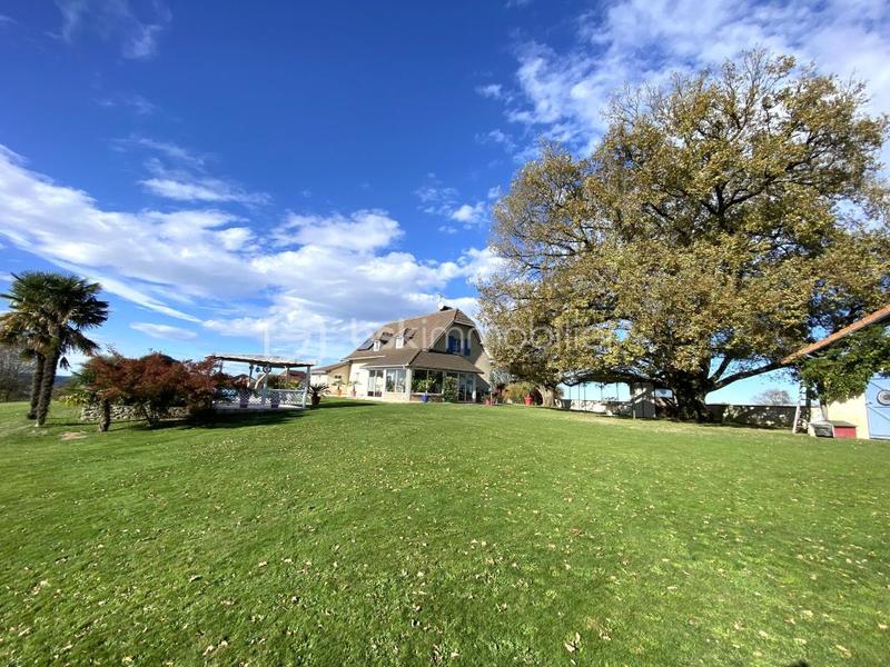 Maison traditionnelle - 305 m² - 7 pièces