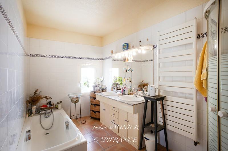 Maison traditionnelle - 372 m² - 8 pièces