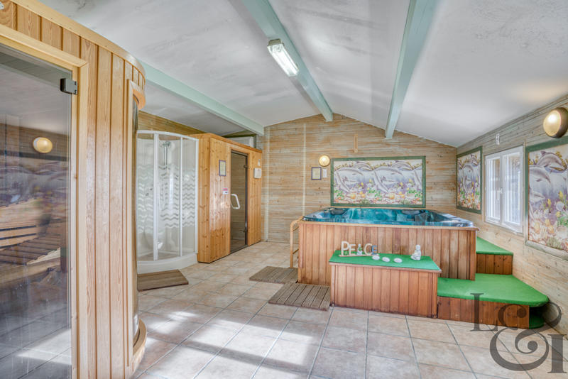 Maison - 1 600 m² - 40 pièces