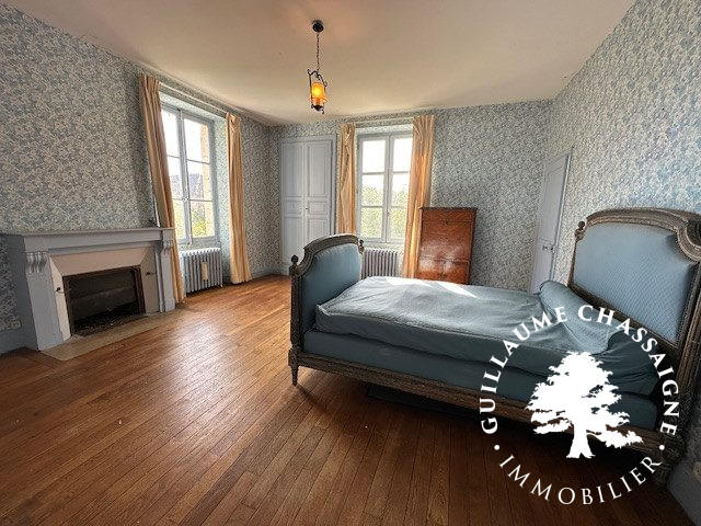 Maison traditionnelle - 261 m² - 9 pièces