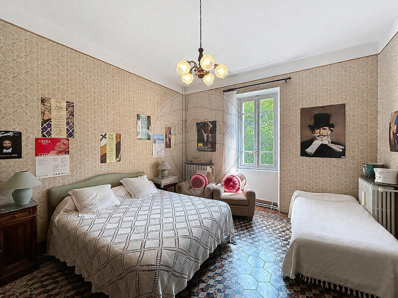 Maison - 243 m² - 9 pièces