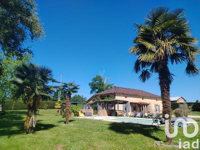 Maison - 220 m² - 6 pièces