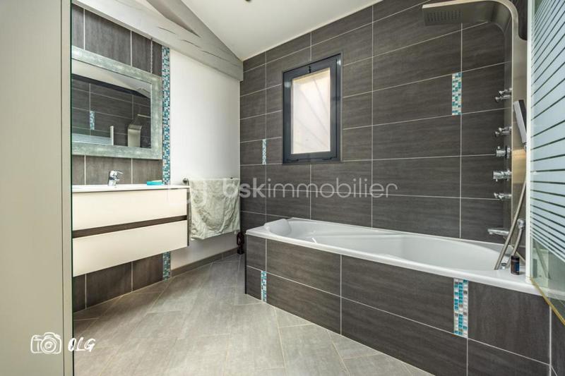 Maison - 208 m² - 6 pièces