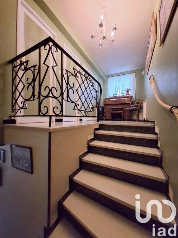 Maison - 220 m² - 8 pièces