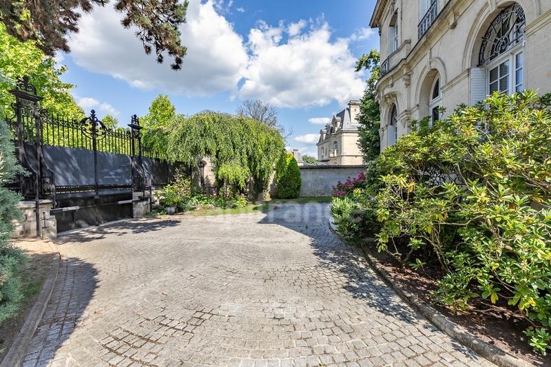 Maison bourgeoise - 396 m² - 12 pièces