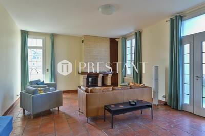 Maison - 240 m² - 9 pièces